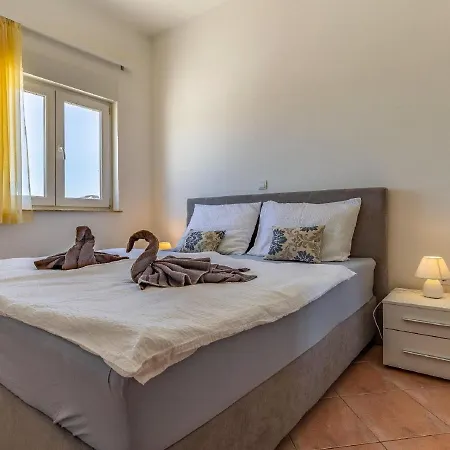 Apartment Pretty In Near Seabeach And Town Centre Banjole